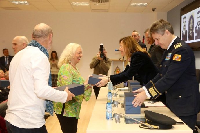 La alcaldesa de Zaragoza, Natalia Chueca, homenajea a los 70 policía locales jubilados entre 2019 y 2021