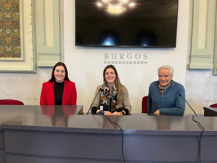La miembro de la Junta directiva de Estampas Burgalesas, Celia Martínez, la concejal de Cultura, Marta Alegría, y el director de la agrupación, José Luis Santamaría.