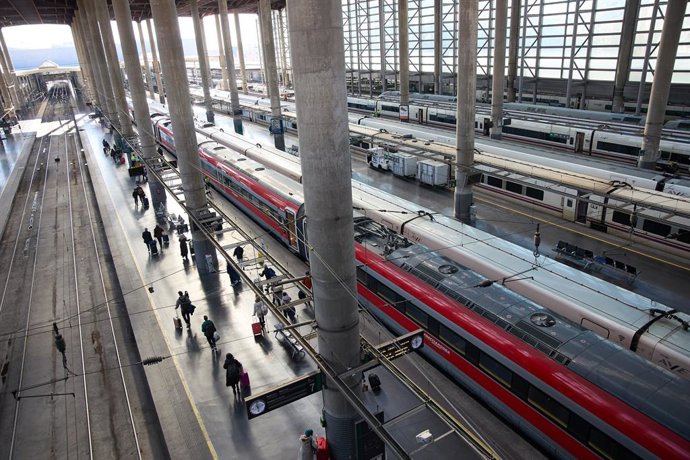 Decenas de personas en un andén de la estación de Puerta de Atocha-Almudena Grandes, a 7 de enero de 2024, en Madrid (España). Hasta la medianoche de este domingo, se mantiene activa la operación retorno, en la que millones de personas se desplazarán de