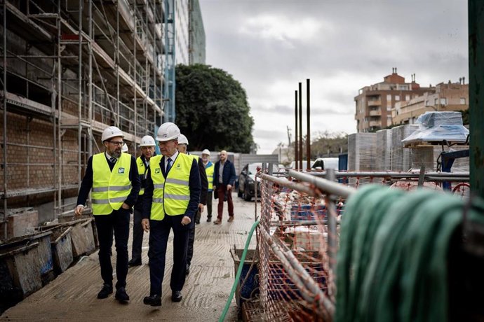 El alcalde de Málaga, Francisco de la Torre, y los concejales delegados de Vivienda y Regeneración Urbana y del distrito Centro, Francisco Pomares y Francisco Cantos, visitan una promoción de viviendas.