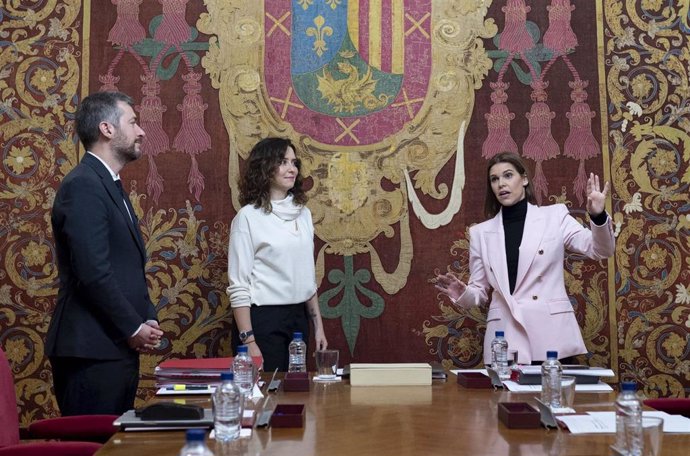 La presidenta de la Comunidad de Madrid, Isabel Díaz Ayuso, el consejero de Presidencia y la alcaldesa de Alcalá de Henares