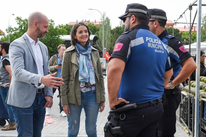 Archivo - La portavoz del PSOE en el Ayuntamiento de Madrid, Reyes Maroto (2i), durante su visita al mercadillo de Vallecas junto al concejal Ignacio Benito  