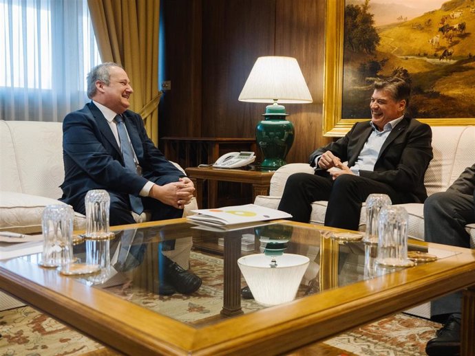 El ministro de Industria y Turismo, Jordi Hereu, y a su derecha, el presidente de PIMEC, Antoni Cañete.