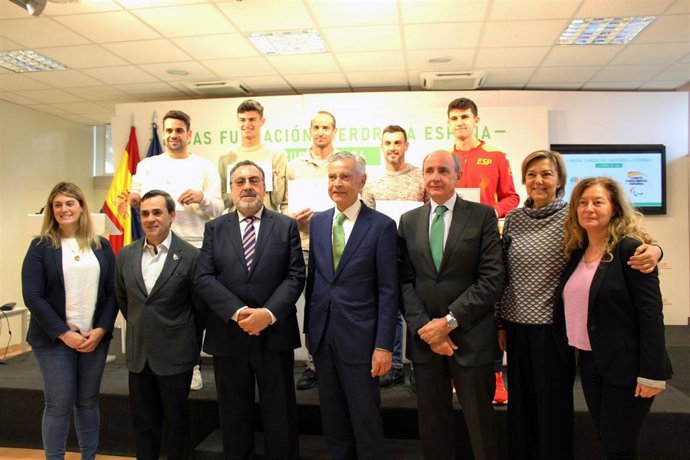 Foto de familia tras la concesió de las becas de la Fundación Iberdrola España para el curso 23-24