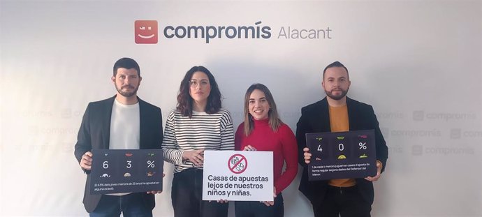 La portavoz adjunta de Compromís en Les Corts Aitana Mas, el diputado Carles Esteve y los concejales en el Ayuntamiento de Alicante Rafa Mas y Sara Llobell.