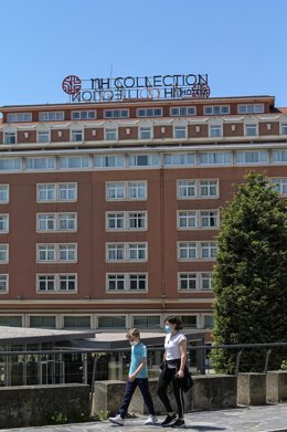 Archivo - Fachada del hotel NH Finisterre de A Coruña donde los jugadores del CF Fuenlabrada permanecen confinados en él tras haber dado positivo en coronavirus varios de sus miembros.  Al resto de los componentes de la expedición que se había desplazad