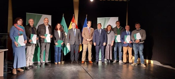 El consejero de Justicia, Administración Local y Función Pública, José Antonio Nieto, ha entregado este miércoles a los alcaldes y alcaldesas de nueve municipios de la Sierra de Aracena y Picos de Aroche (Huelva) la resolución de ayudas Meinfra.