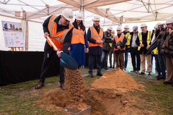 El presidente del Gobierno de Aragón, Jorge Azcón, pone la primera piedra de las obras del nuevo centro de salud del barrio del Perpetuo Socorro.