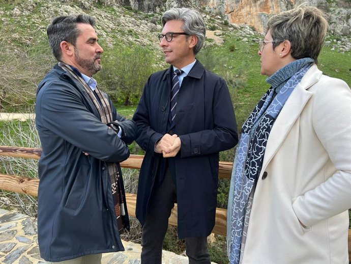 El vicepresidente primero y delegado de Infraestructuras, Sostenibilidad y Agricultura de la Diputación de Córdoba, Andrés Lorite (centro), en su visita a Zuheros.