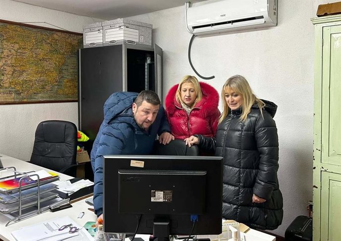 De Izda A Dcha, Domínguez, De Gregorio Y Jiménez Visitan Las Mejoras En Valdelagua Del Cerro (Soria)