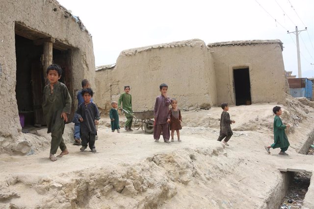 Archivo - Un grupo de niños en un campamento de desplazados internos en la capital de Afganistán, Kabul (archivo)