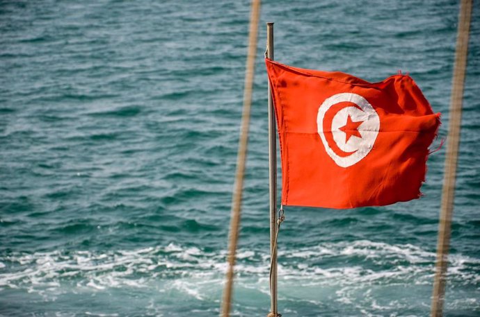 Archivo - Una bandera de Túnez en las costas de la provincia de Sfax (archivo)
