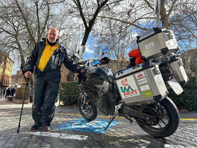 Prudencio Macías, junto a su moto, en su visita a Segovia