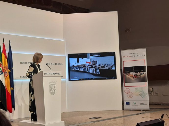 La portavoz de la Junta y consejera de Cultura, Turismo, Jóvenes y Deportes, Victoria Bazaga, presenta el stand de Extremadura en Fitur