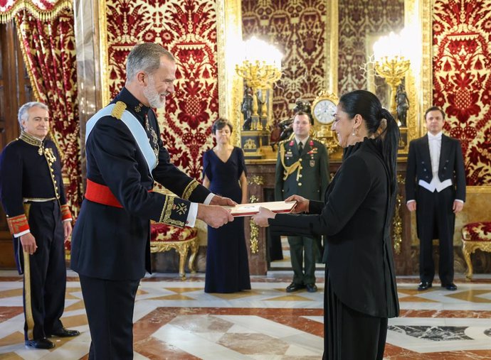 El Rey Felipe VI y la embajadora de la República de Turquía en España, Nüket Küükel Ezberci, durante el acto del recibimiento de las cartas credenciales, en el Palacio Real, a 17 de enero de 2024, en Madrid (España). El pasado 12 de enero, el monarca r