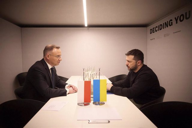 Archivo - El presidente de Polonia, Andrzej Duda, junto a su homólogo ucraniano, Volodimir Zelenski, en Davos (Suiza)