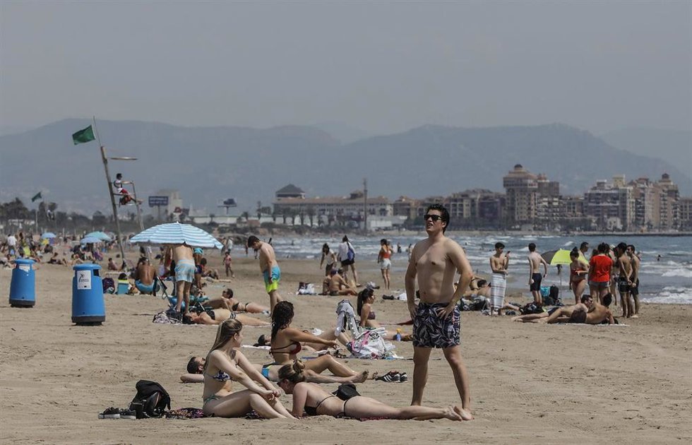 Archivo - Bañistas en la Playa de la Malvarrosa, en Valncia