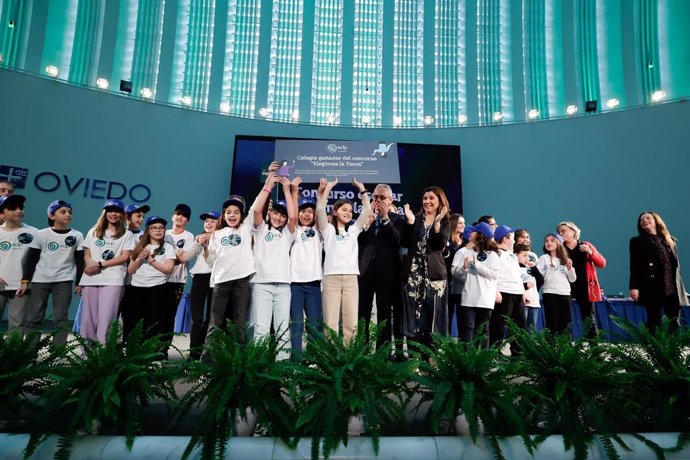 Alumnado del CEIP Padre Galo de Luarca reciben el premio del concurso 'Elegimos la tierra' de la Fundación EDP.