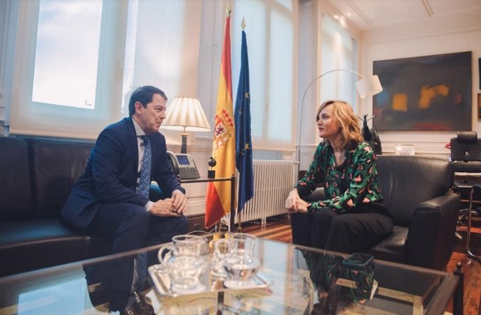 La ministra de Educación, Formación Profesional y Deportes, Pilar Alegría, se ha reunido este miércoles con el presidente de la Junta de Castilla y León, Alfonso Fernández Mañueco, en la sede del Ministerio