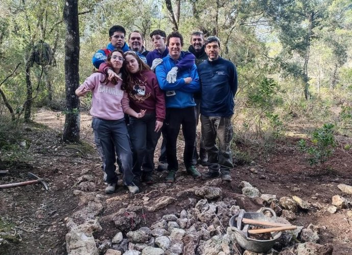 El alumnado de la Asociación de Padres y Madres de Personas con Discapacidad de Baleares (Amadiba) conoce el oficio de 'mangers' en la finca pública de Son Amer gracias a un proyecto de colaboración avalado por el Consell de Mallorca.