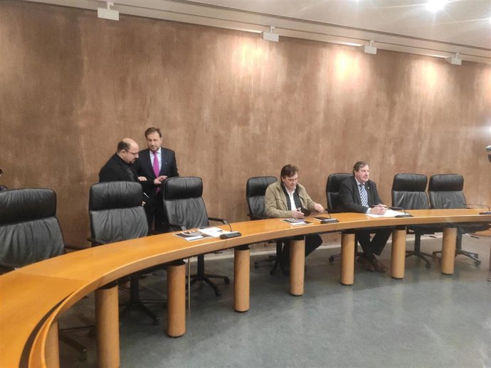 El diputado del PP Fernando Ledesma conversa con el diputado del PAR, Alberto Izquierdo, antes de la constitución de la Comisión de Investigación sobre la implantación de las renovables en Aragón.