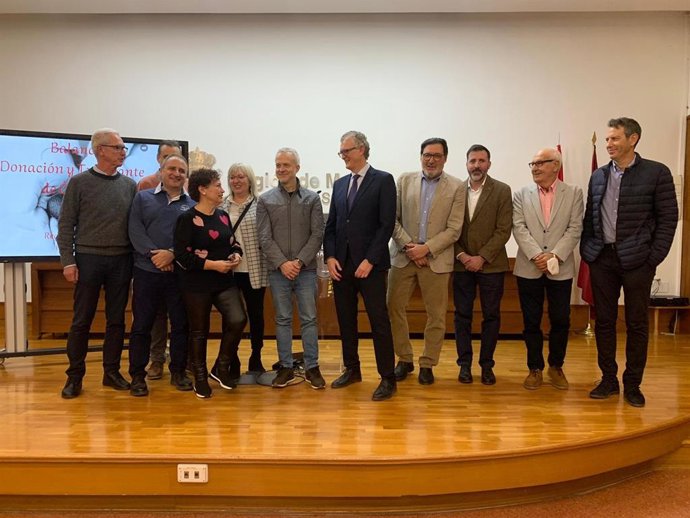 El consejero de Salud con representantes de asociaciones de trasplantados, el coordinador regional de Trasplantes, Ricardo Robles, y otros profesionales del programa de donación.