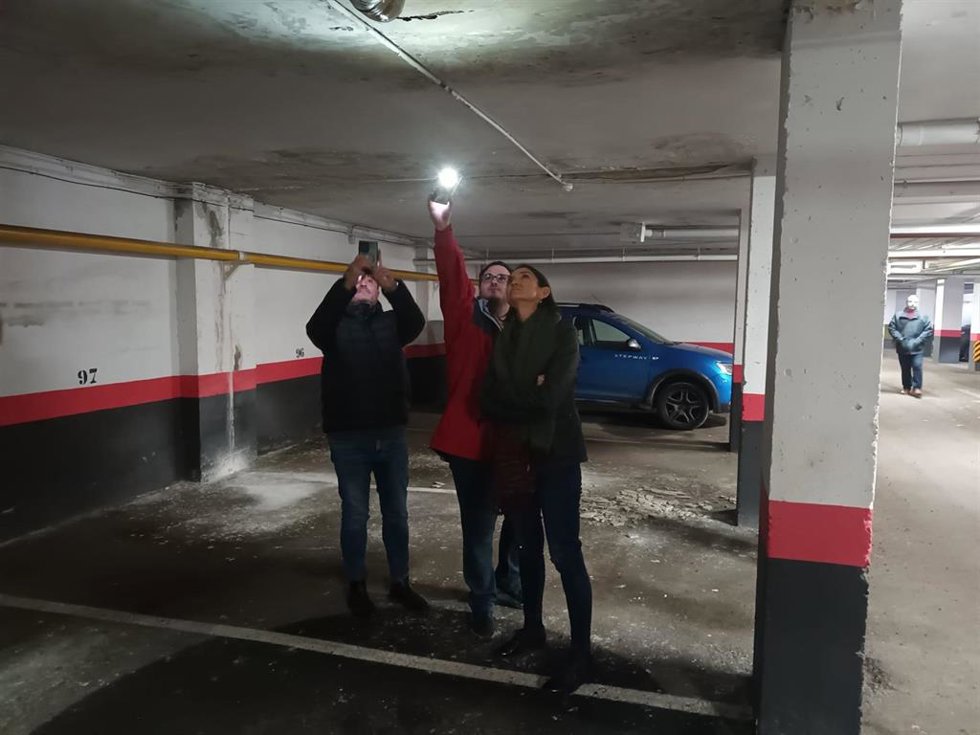 La portavoz socialista en el Ayuntamiento de Madrid, Reyes Maroto, comprueba el estado de un parking de EMVS Madrid en la calle Corregidor Diego de Valderrábano, 45, en Moratalaz