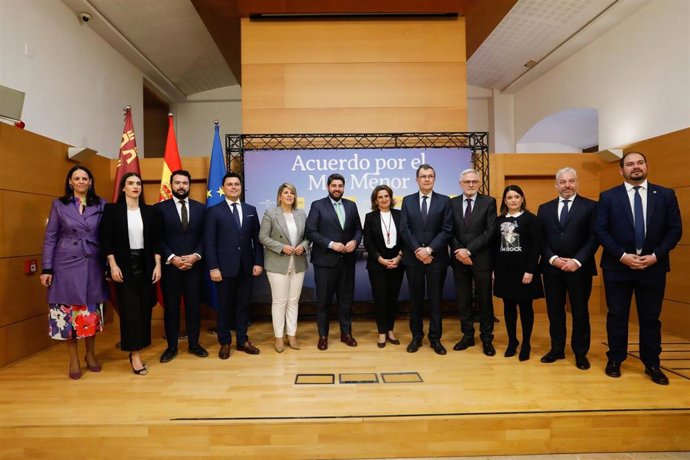 Foto de familia de los firmantes del protocolo de colaboración sobre la creación y regulación de la Comisión Interadministrativa del Mar Menor