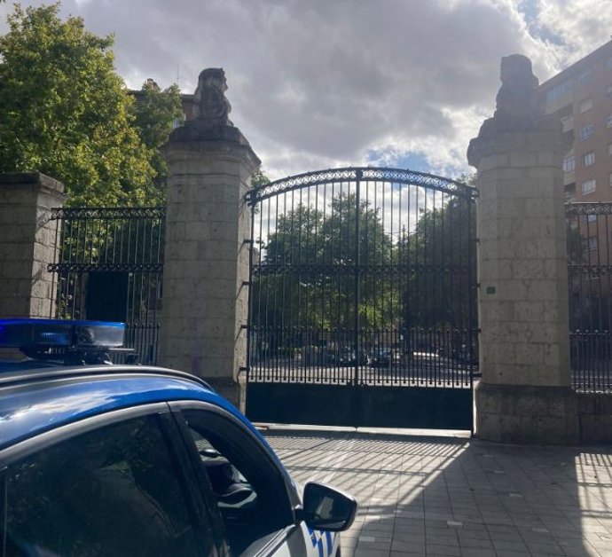 Archivo - El Campo Grande de Valladolid, cerrado ante el fuerte viento.