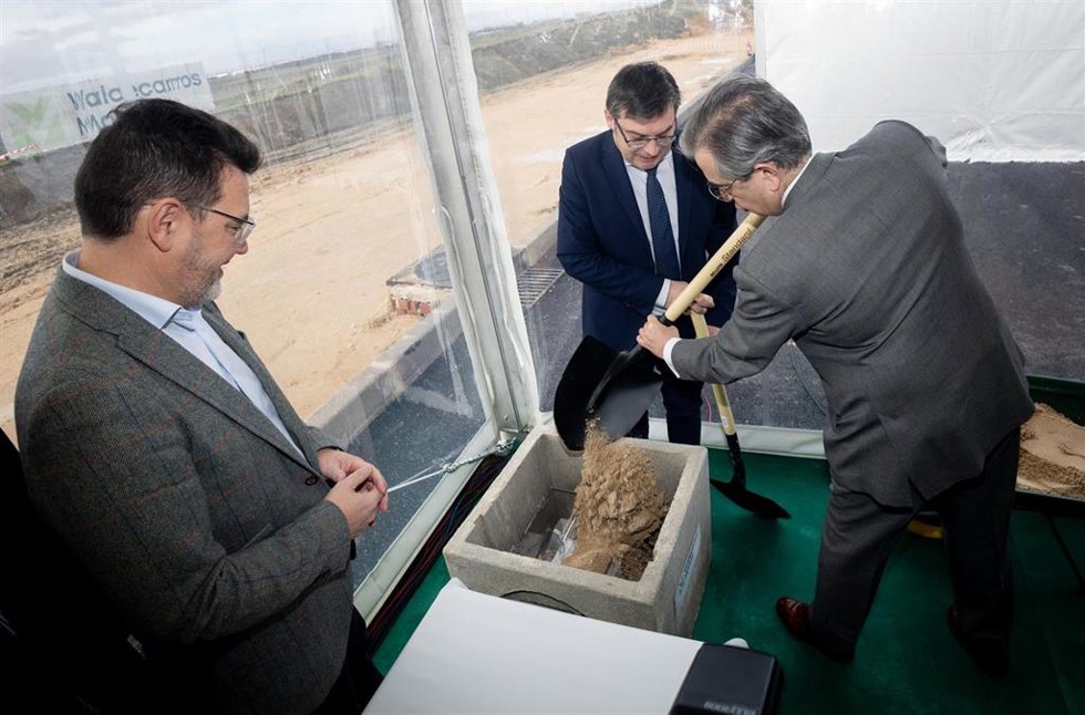 El presidente de Valecarros, Luis Roca (1d), durante el acto de colocación de la primera piedra de las etapas 2 y 3 de Valdecarros, a 17 de enero de 2024, en Madrid (España).