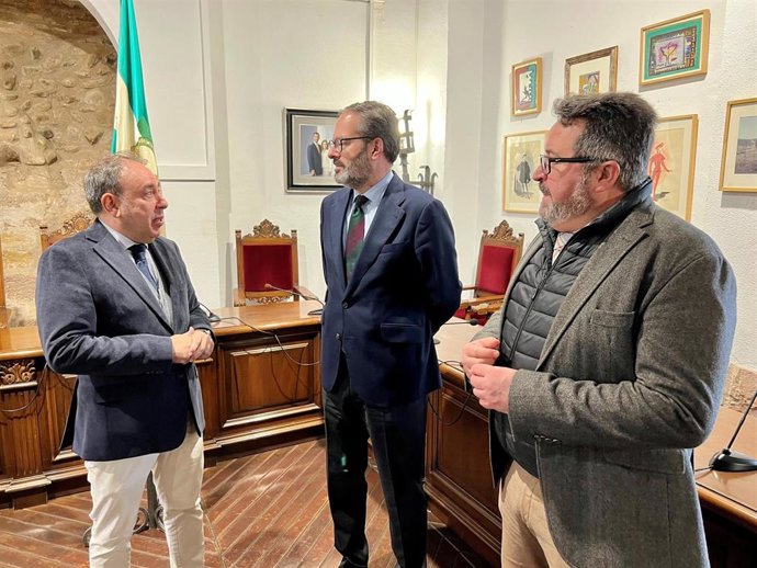 Adolfo Molina (centro), durante su visita institucional a Villa del Río.