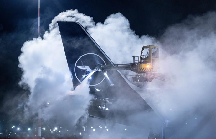 17 January 2024, Hesse, Frankfurt_Main: A Lufthansa aircraft is de-iced at Frankfurt Airport. Because of the weather conditions, the airport has scaled back its flight schedule. Photo: Boris Roessler/dpa