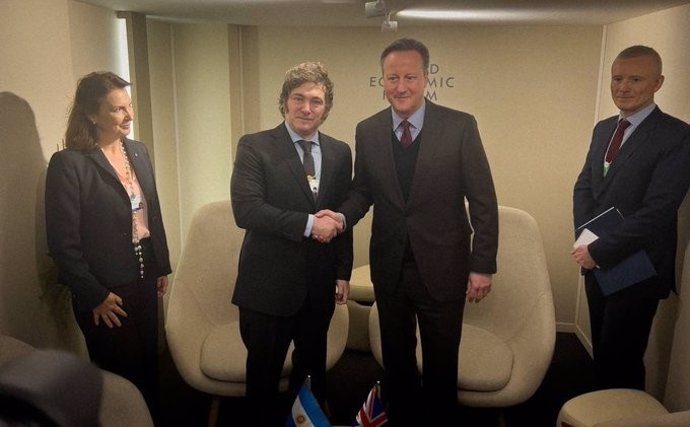 El presidente de Argentina, Javier Milei, y el ministro de Exteriores de Reino Unido, David Cameron, se reúnen en Davos (Suiza)