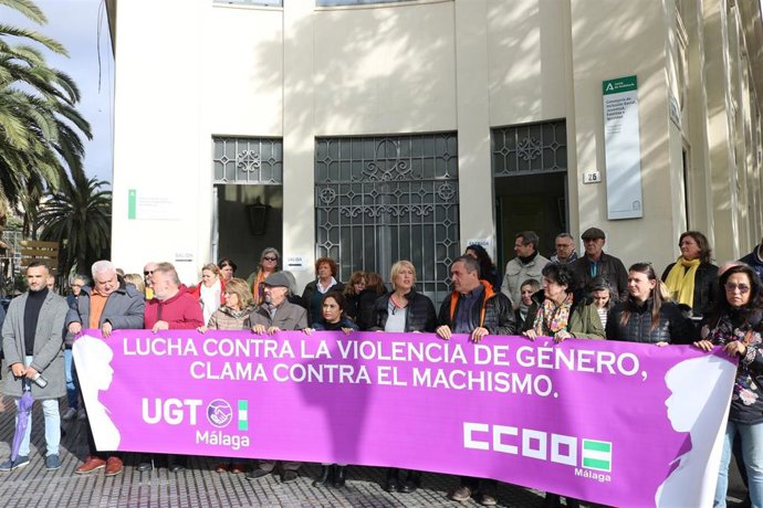 CCOO y UGT Málaga se han concentrado y han guardado un minuto de silencio por el primer caso de violencia de género confirmado en España en 2024 y que tuvo lugar el pasado viernes en Vélez-Málaga.