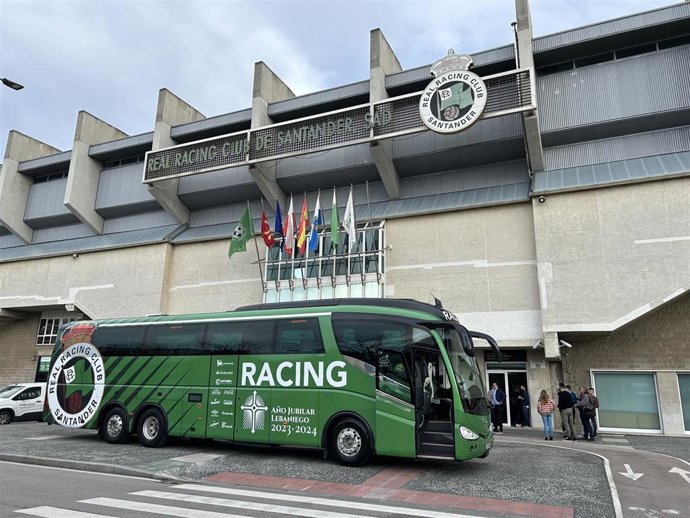 Gobierno y Racing firman un convenio de patrocinio del Año Santo y el Camino Lebaniego por 300.000 euros.