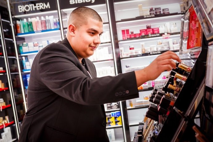 Una persona que ha encontrado trabajo gracias a los proyectos de empleo de Cruz Roja, que este año invertirá 280 millones de euros en Empleo en el periodo 2023-2029 gracias al apoyo del Fondo Social Europeo.