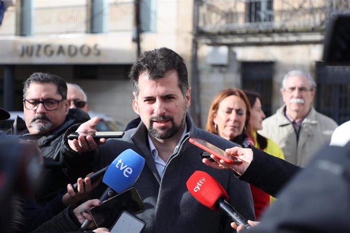 El secretario general del PSOECyL, Luis Tudanca, atiende a los medios de comunicación en Salamanca