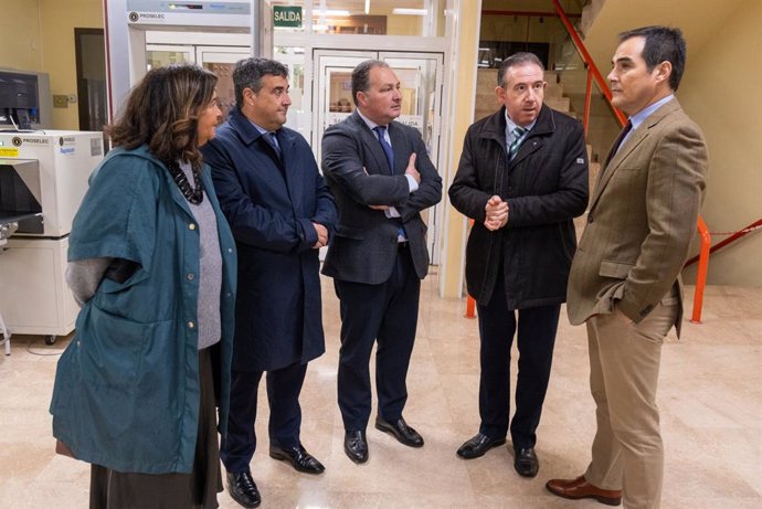 Visita de presidente de la Diputación de Huelva, David Toscano; el consejero de Justicia, Administración Local y Función Pública, José Antonio Nieto; y el alcalde, Manuel Guerra, a la sede comarcal de la institución pronvicial en Aracena.