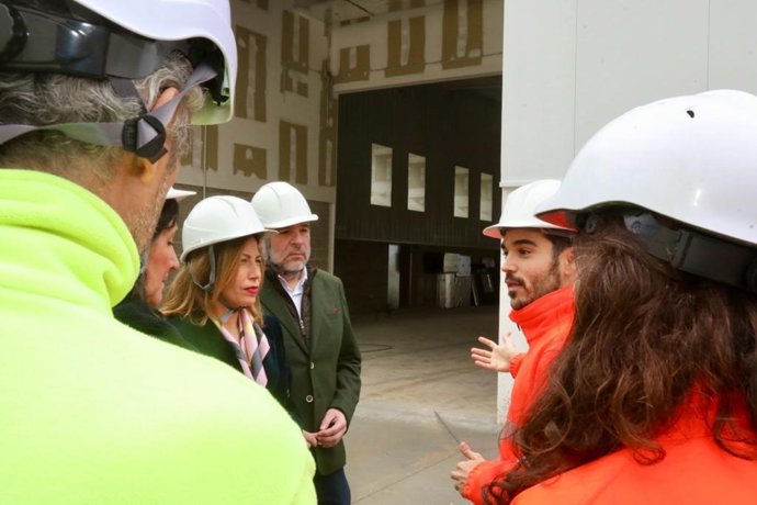 La alcaldesa, Natalia Chueca, visita las obras del pabellón de Montañana avanzan a buen ritmo y finalizarán antes de primavera