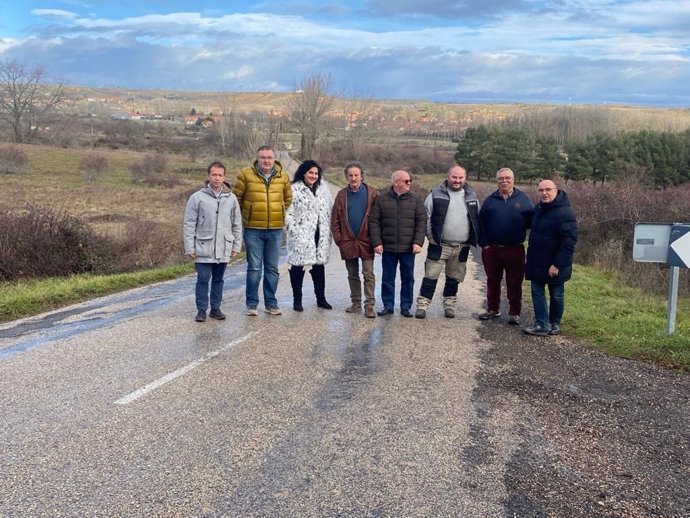 El vicepresidente de la Diputación de León y diputado de Infraestructuras, Roberto Aller, junto con alcaldes de la zona, durante la visita a la carretera.