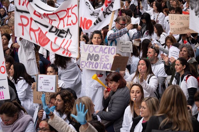 Archivo - Infermeres durant una manifestació