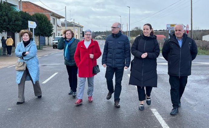 El presidente de la Diputación de Salamanca, Javier Iglesias (c), visita las obras en la DSA-307