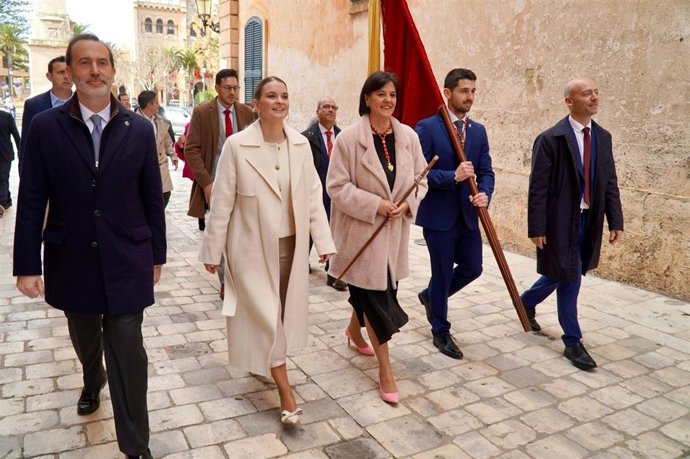 La presidenta del Govern, Marga Prohens, asiste a la misa de Sant Antoni en Ciutadella