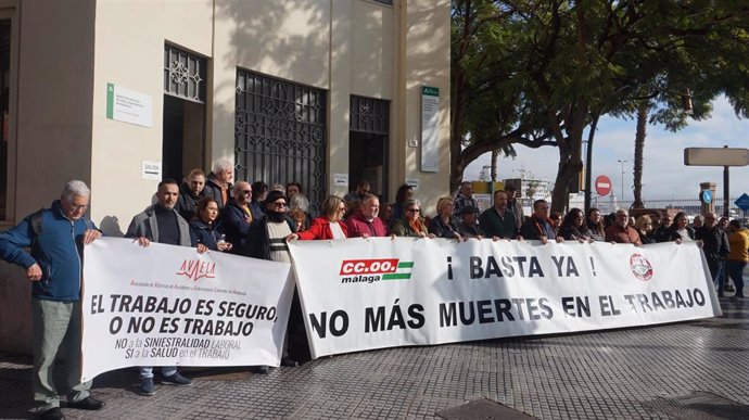 Concentración de UGT y CCOO por el primer caso de siniestralidad laboral en la provincia con una persona muerta en Estepona.