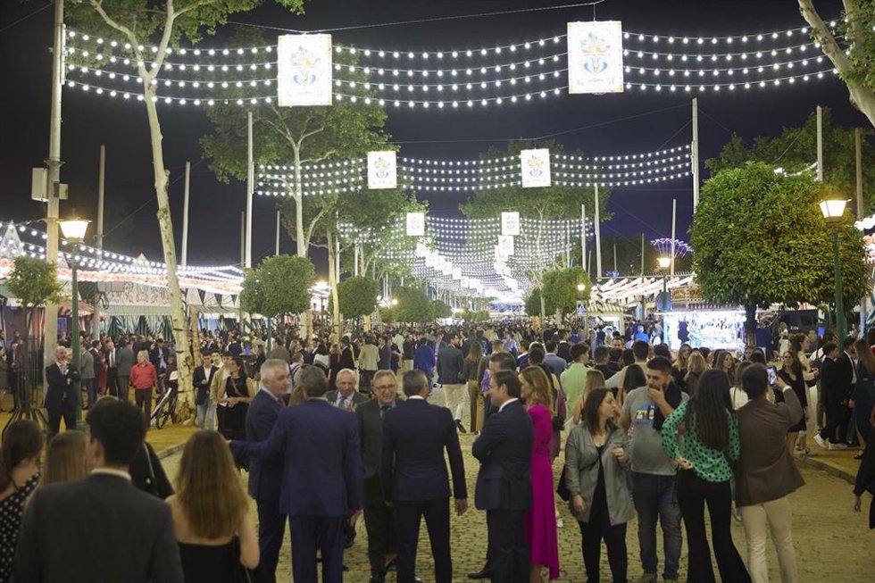 Archivo - Detalle de una calle de la Feria durante el arranque de la Feria de Abril