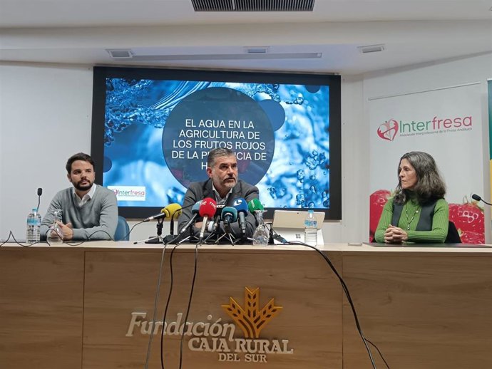 Presentación del informe 'El agua en la agricultura de los frutos rojos de la provincia de Huelva'.