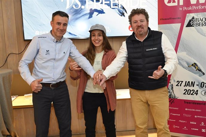 El presidente de la Real Federación Española de Deportes de Invierno (RFEDI), May Peus, la esquiadora Núria Castn y el director comercial de Baqueira, Xavi Ubeira, en la presentación en Madrid del III Freeride World Tour Pro en Baqueira.