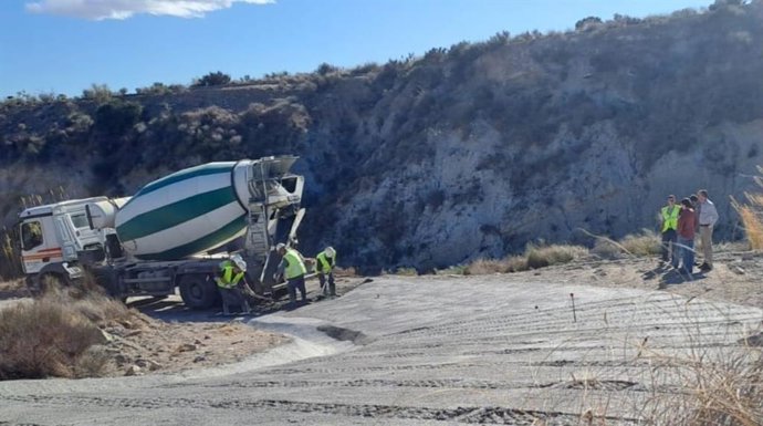 Maquinaria trabaja en una vía pecuaria de Zurgena (Almería)