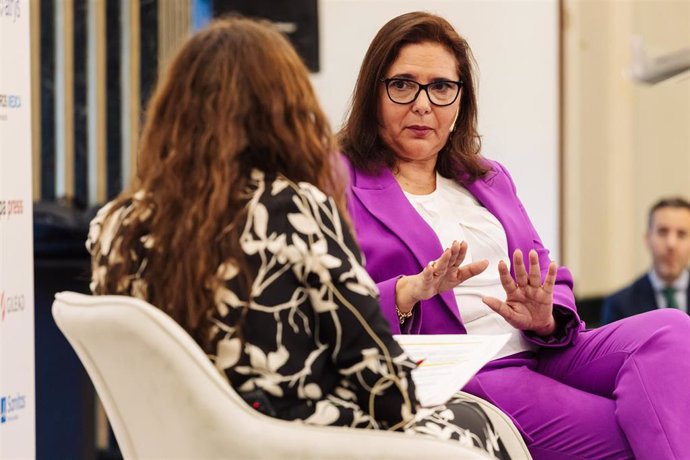 La jefa de sección en el área de Salud de Europa Press y en Infosalus, Cristina Velázquez (i), y la consejera de Salud del Gobierno de las Islas Baleares, Manuela García (d), durante un Desayuno Socio-Sanitario organizado por Europa Press.