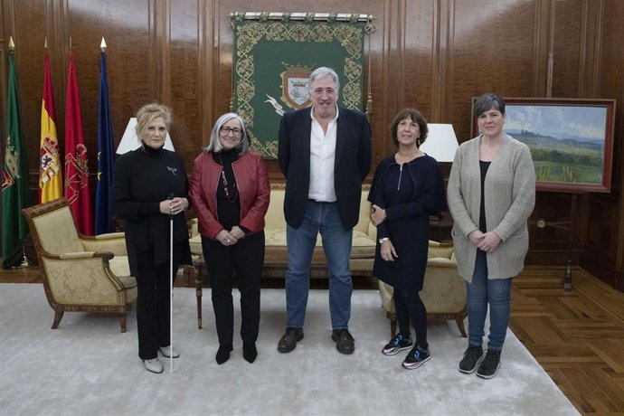 El alcalde de Pamplona, Joseba Asiron, ha mantenido esta semana un encuentro en su despacho de la Casa Consistorial con la presidenta del Comité de Representantes de Personas con Discapacidad de Navarra (CERMIN), Mariluz Sanz.
